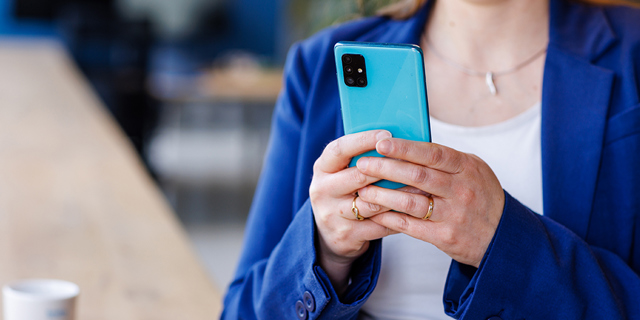 Fenetre woman holding smartphone